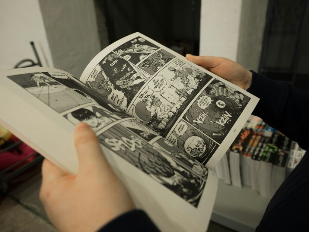 Une personne est en train de lire une bande dessinée de type comic book, avec des dessins dynamiques et des bulles de dialogue visibles.